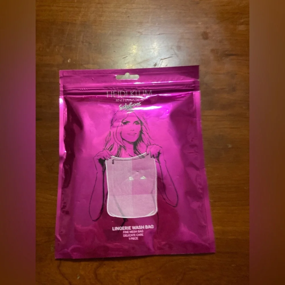 Heidi Klum Intimates Hot Pink & White Lingerie Wash Bag. New in package.